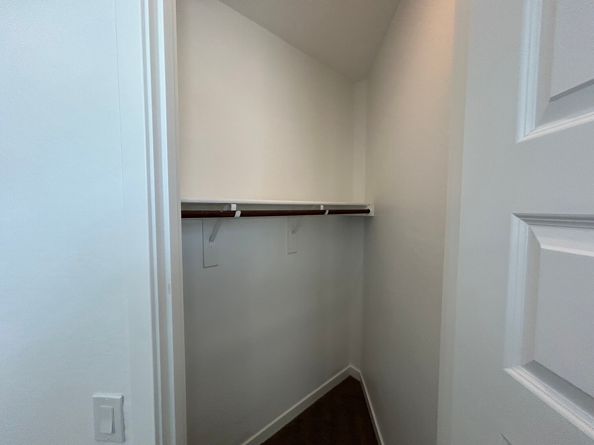 Building Photo - 2241 E Meadowview Ct