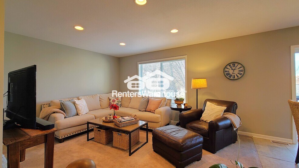 Building Photo - 319 4th St N