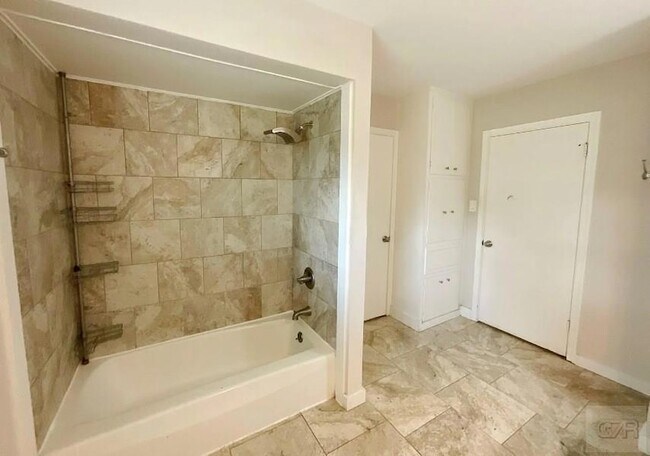 Building Photo - 443 Bayou View Dr