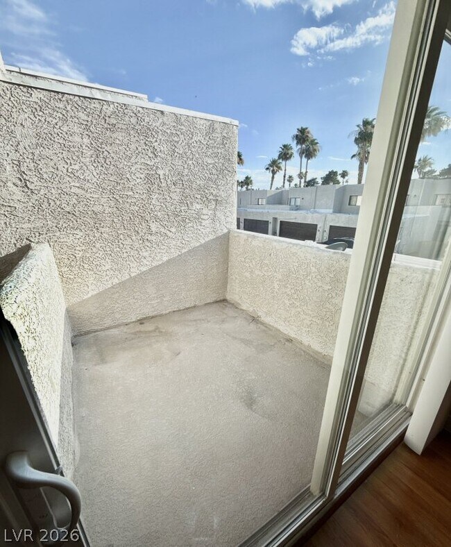 Building Photo - 2654 Aracatuba Ave