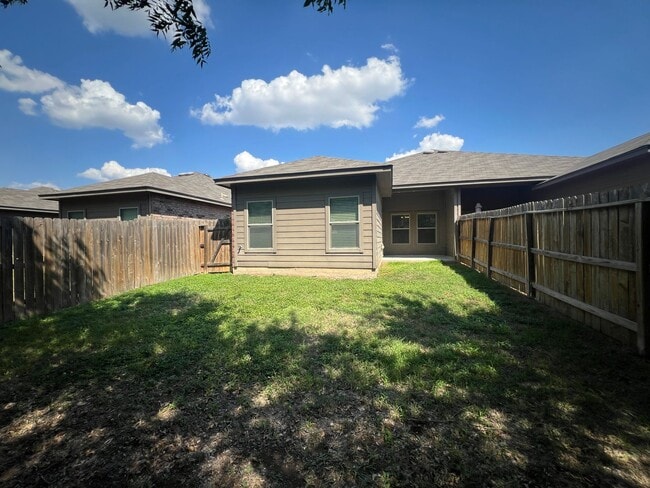 Building Photo - Less than 1 Mile to Gruene / Fridge Included/ Gas Cooking / Covered Patio / CISD