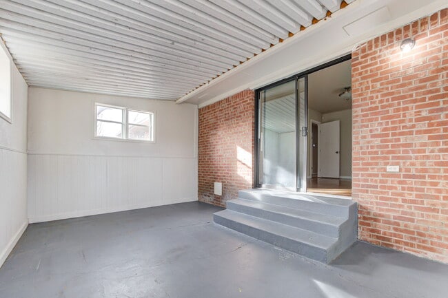 Building Photo - 5000 N Linn Ave