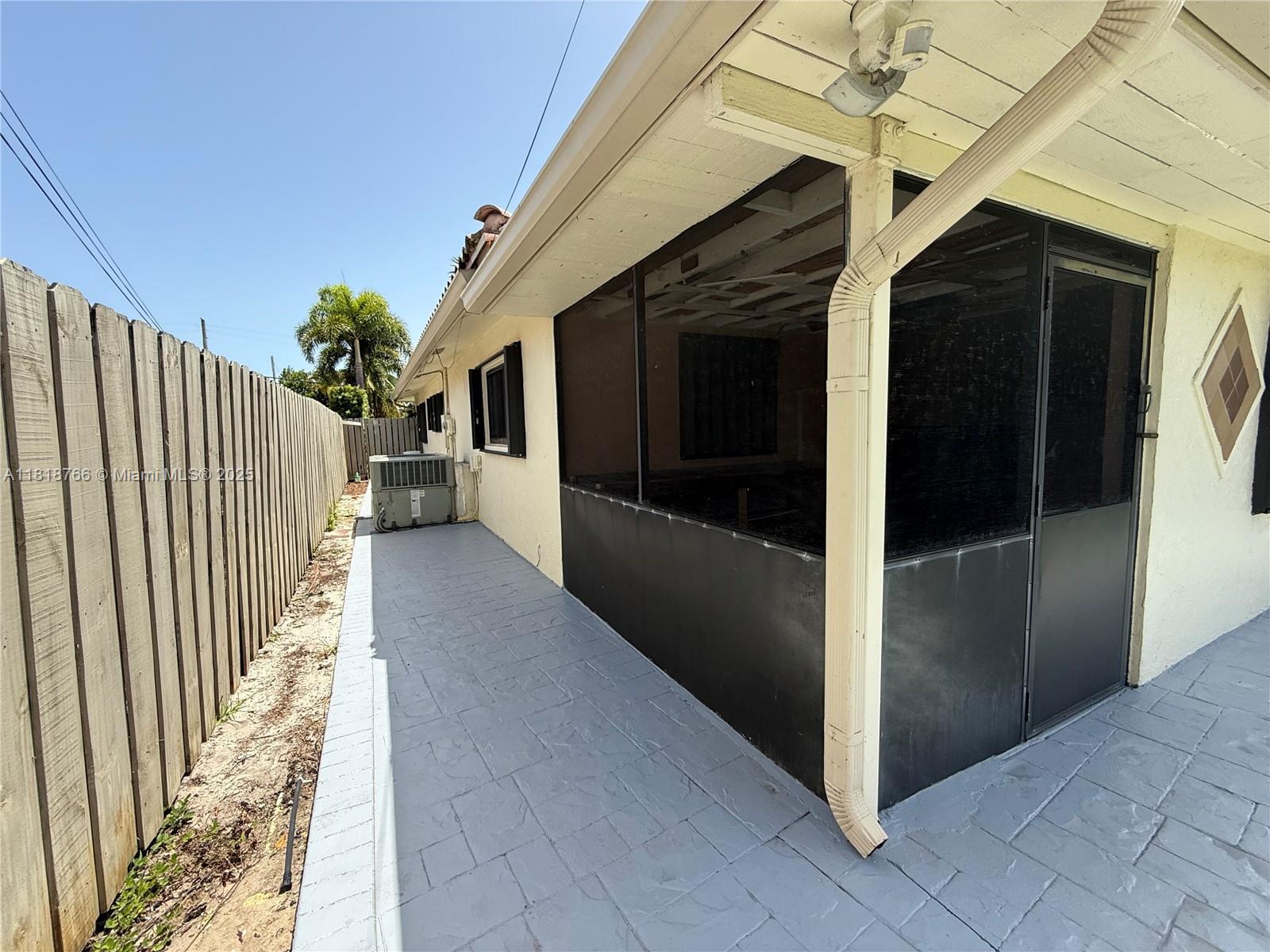 Building Photo - 1721 NE 48th Ct