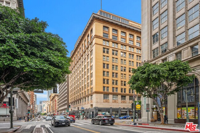 Building Photo - 215 W 7th St