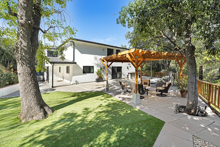 Building Photo - 4611 Louise Ave