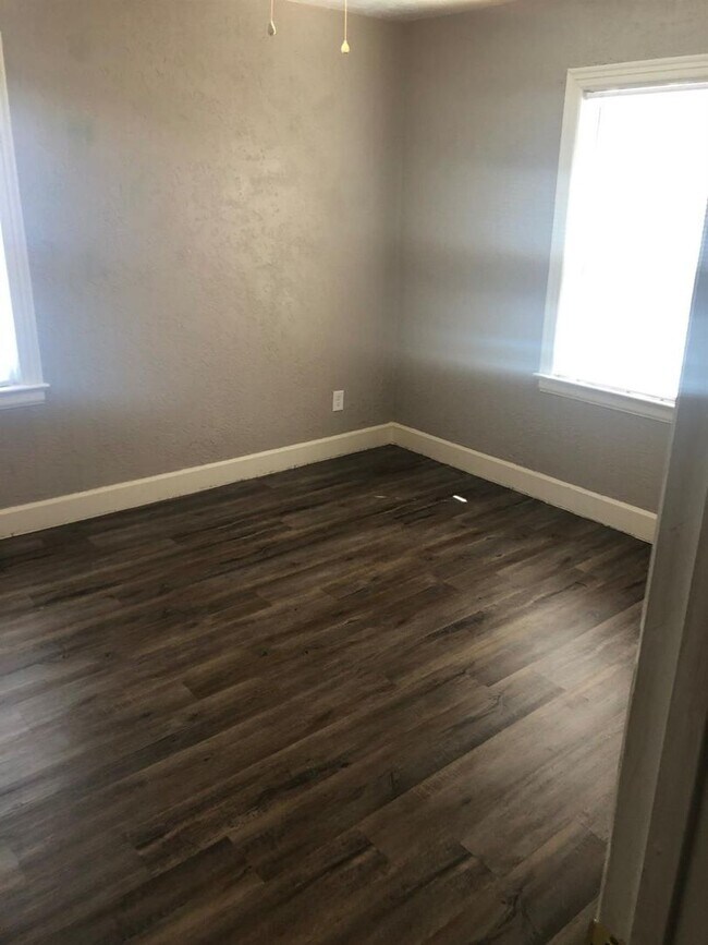 Building Photo - Pre-Leasing 2 bed 1 bath close to Texas Tech!