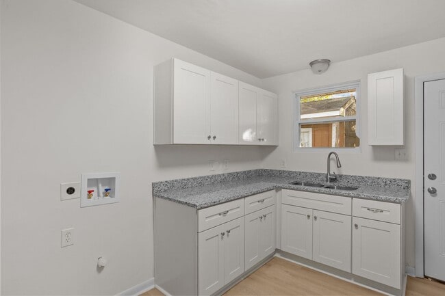 Building Photo - newly renovated unit available