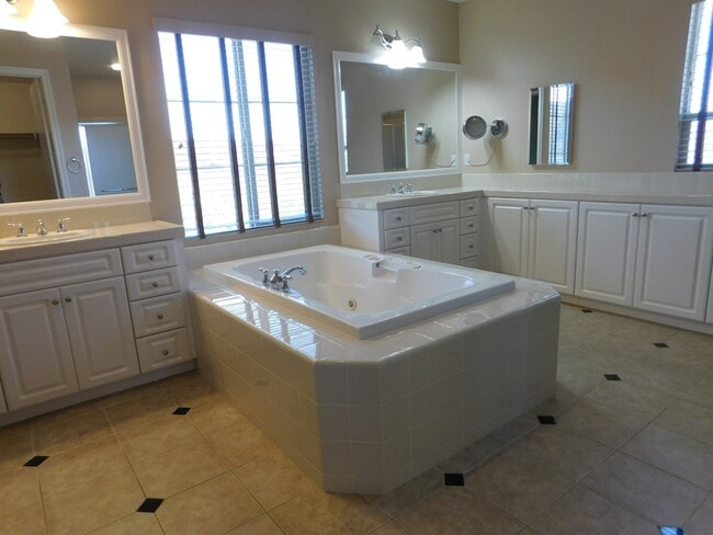 Building Photo - 2750 Dove Tail Dr