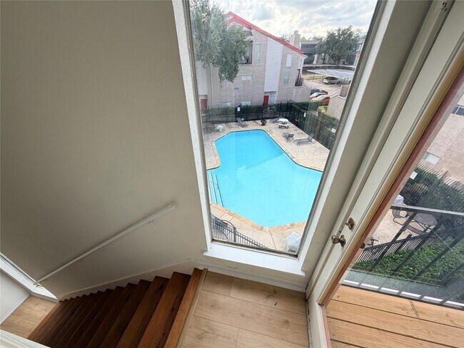 Building Photo - 10855 Meadowglen Ln