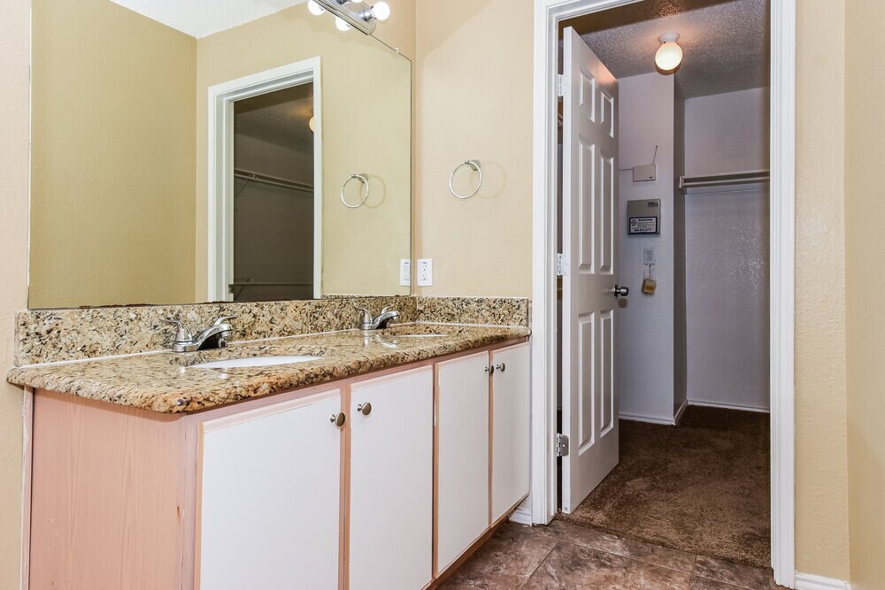 Building Photo - 3304 Creekwood Dr
