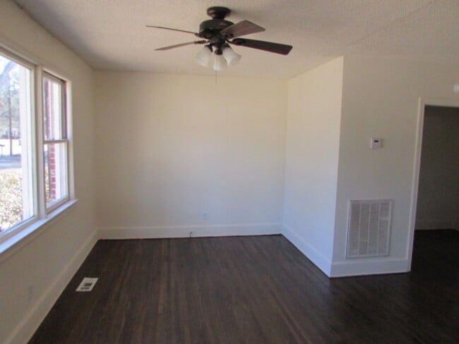 Building Photo - Close to Swan Lake