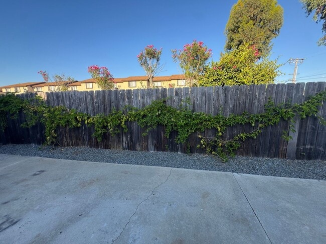 Building Photo - 5 Bedroom, 3.5 Bath, Beautiful 1,856 SQ FT...