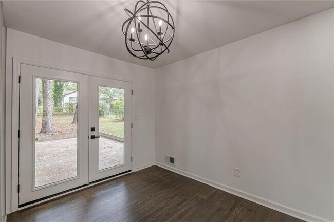 Building Photo - 2352 Glendale Dr