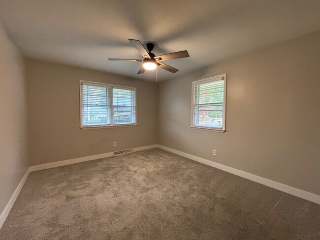 Building Photo - 1951 Elmwood Dr E