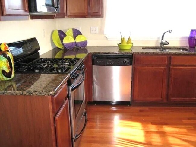 Building Photo - 204 Sumac St