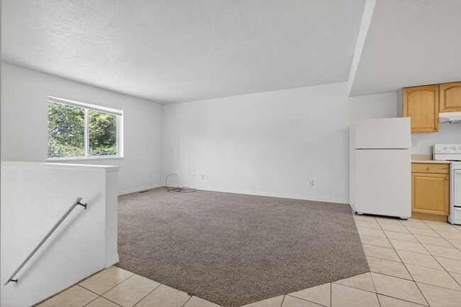 Building Photo - HUGE 6 bed 3 bath Home in Pocatello