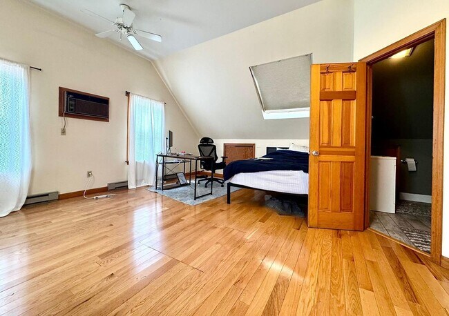 Building Photo - HOT NEWTON LISTING!!!