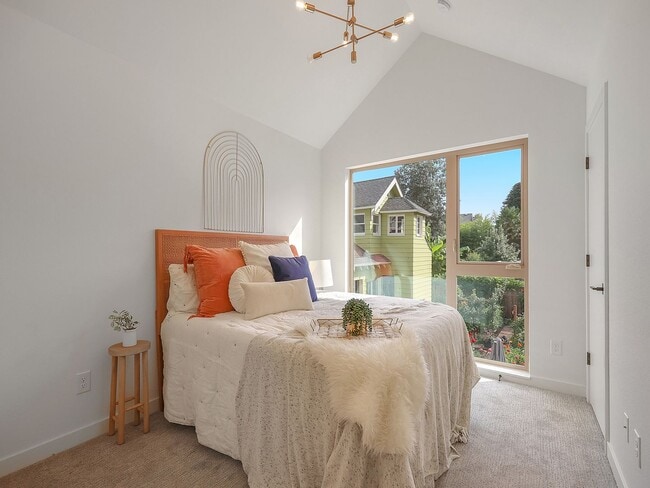Building Photo - Stunning Townhome-Style Unit with Washer/D...