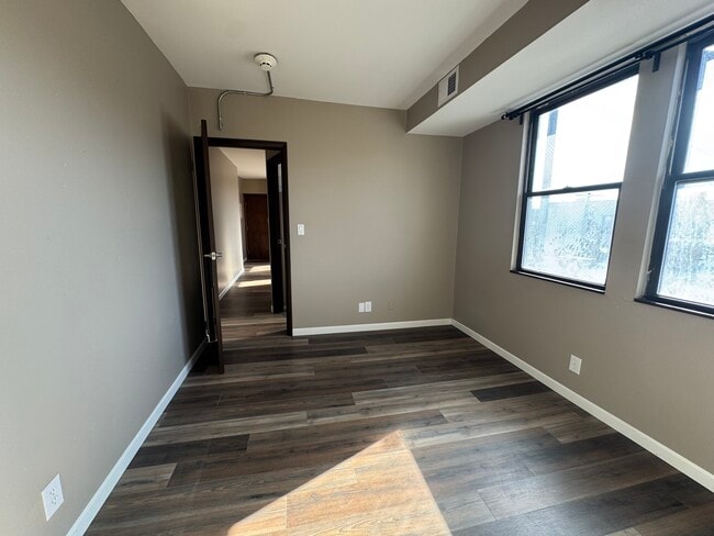 Building Photo - 2905 Glenmore Ave