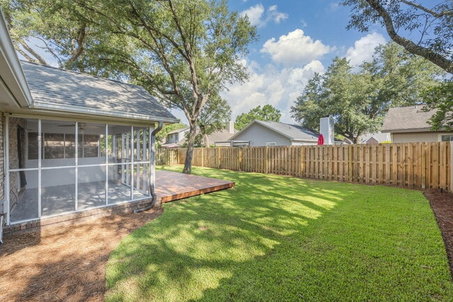 Building Photo - 305 Parkwood Pl