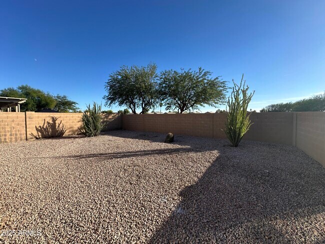 Building Photo - 1115 E Elm Rd