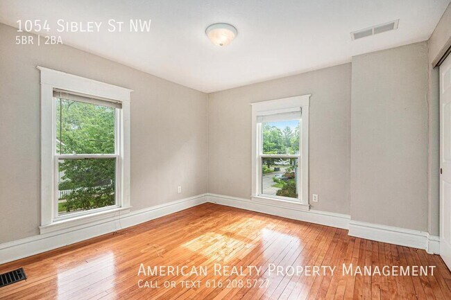 Building Photo - 1054 Sibley St NW