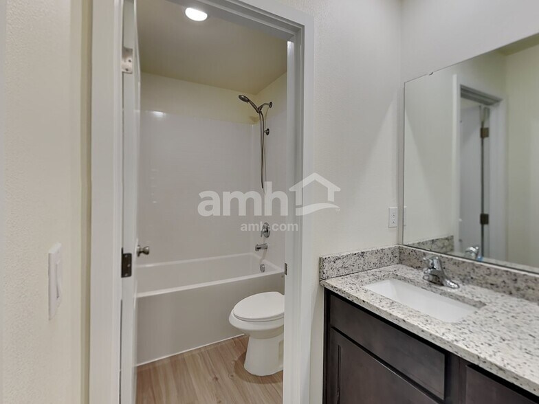 Building Photo - 1221 W 17th Ave