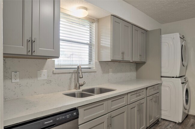 Building Photo - 14119 Bella Dr