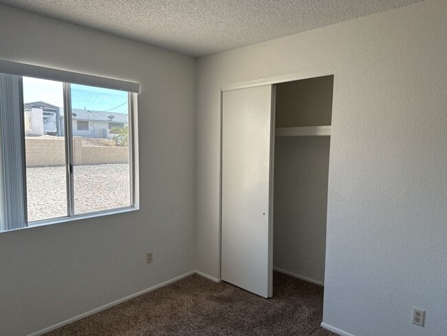 Building Photo - Unfurnished Full Time