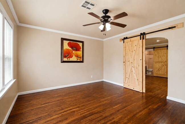Building Photo - E 8th St Duplex
