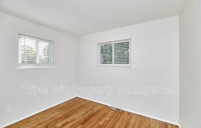 Building Photo - 803 Holiday Ave