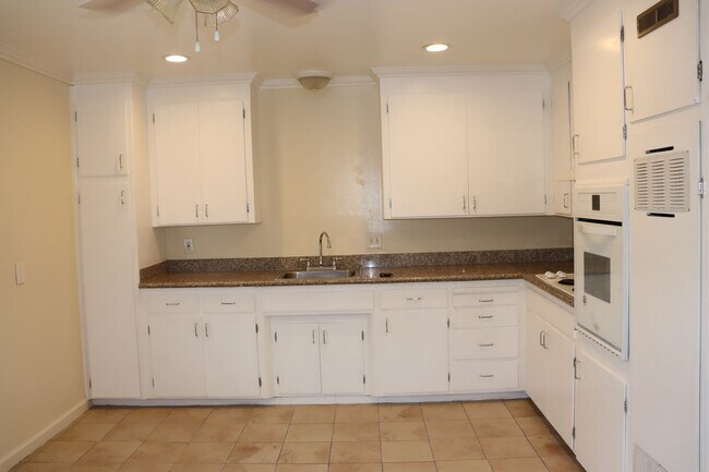Building Photo - Unit 3