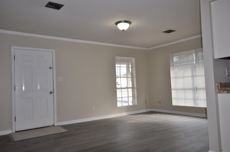 Building Photo - 107 Antoinette St