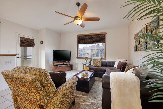 Building Photo - Entertainer's 2 Bd, 2 Bth Furnished Summer...