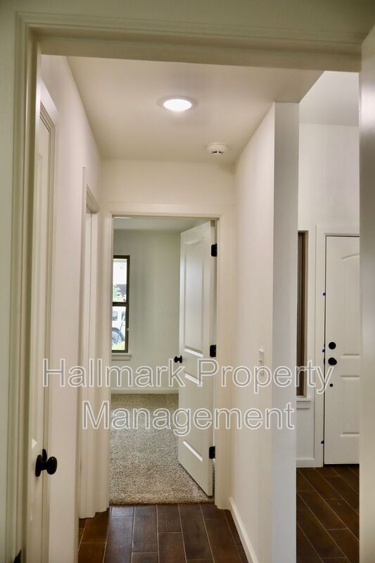 Building Photo - 626 Trails End Dr