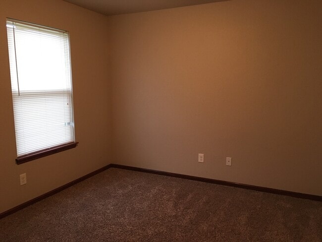 Building Photo - 3 Bed 2 Bath Duplex in Lee's Summit