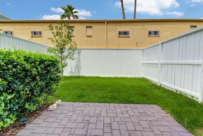 Building Photo - Spectacular Home 4 Bedrooms / 4.5 Bathroom...