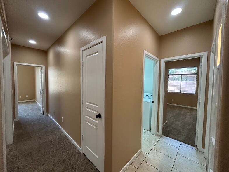Building Photo - 2041 E Fawn Dr