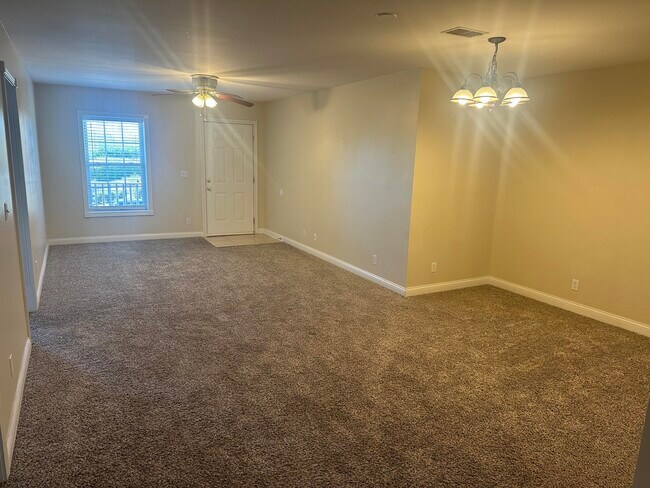 Building Photo - 6 Hudson Hollow Road