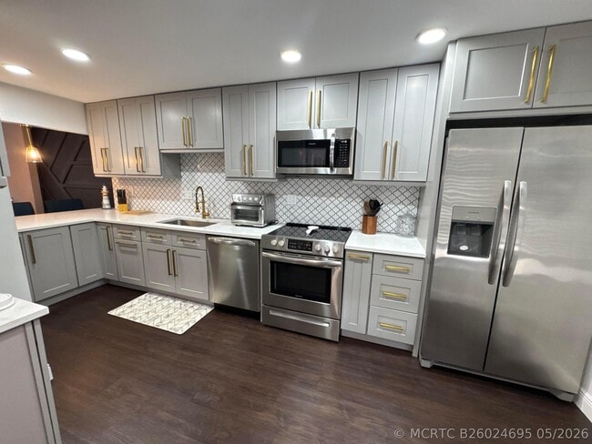 Building Photo - 6 Royal Palm Way