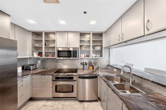 Building Photo - 540 West Ave