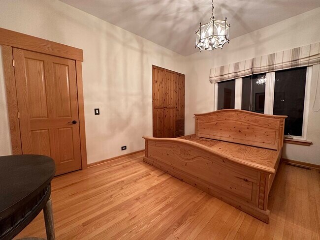 master bedroom - 1700 N Windsor Dr