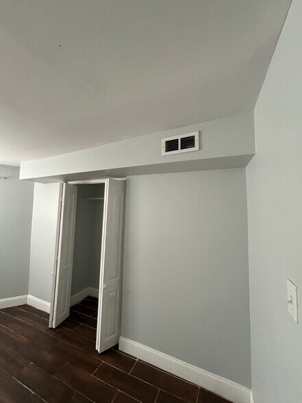 Building Photo - 1529 S Homan Ave