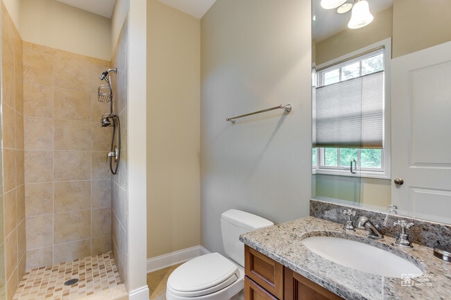 Building Photo - 932 Westmoor Rd