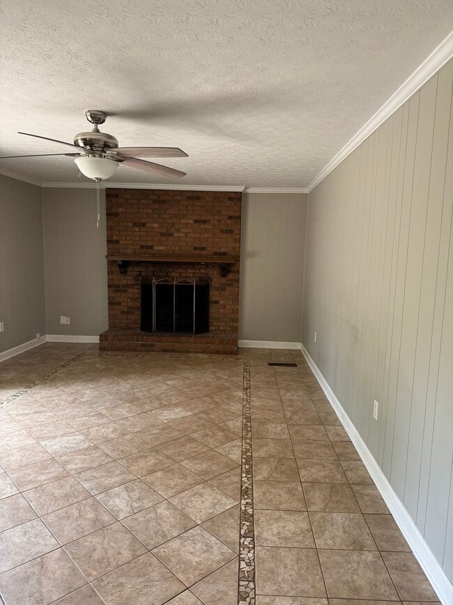 Building Photo - 4 Bedroom with fenced in yard!