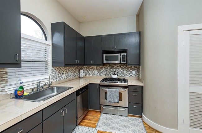 Building Photo - 8686 Meadowcroft Dr