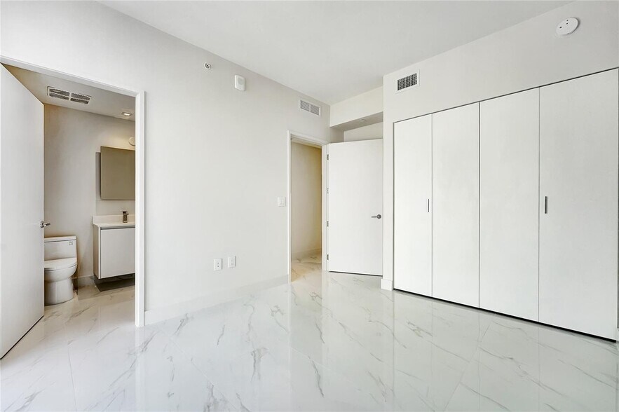 Building Photo - 700 NE 24th St