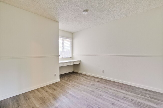 Building Photo - Nicely Refreshed Single Story 4 BR/2BA Gre...