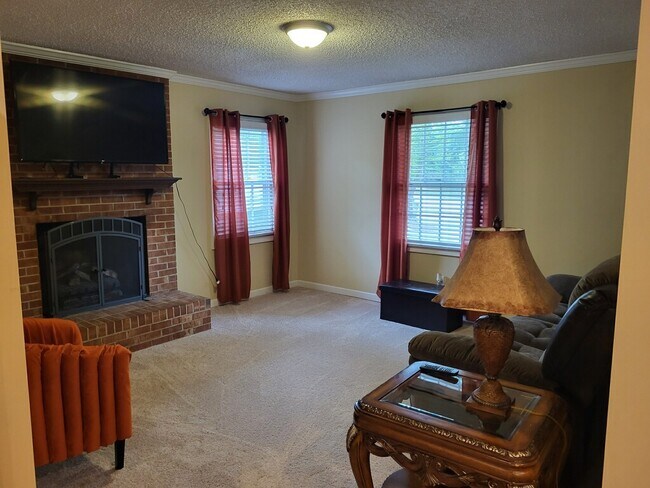 Den - 5612 N Hills Dr