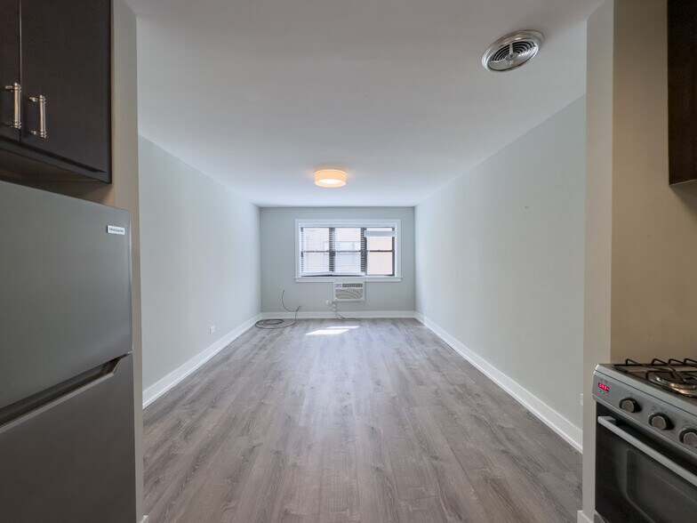 Building Photo - 448 W Barry Ave